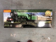 HORNBY FLYING SCOTSMAN 00 GAUGE TRAIN SET RRP- £174.99