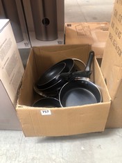 5 PIECE PAN SET WITH LIDS