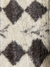 LARGE RUG NATURAL/BLACK APPROX SIZE 170CM