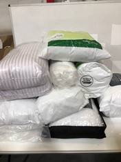 APPROX 7 X ASSORTED BEDDING TO INCLUDE SILENTNIGHT ANTI-ALLERGY KING SIZE DUVET 10.5TOG