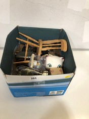 A BOX OF ASSORTED VINTAGE ITEMS