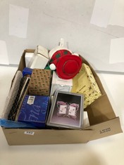 A BOX OF ASSORTED VINTAGE ITEMS