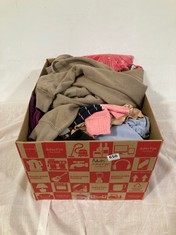 BOX OF ASSORTED ADULTS CLOTHING TO INCLUDE BERSHKA HOODIE KHAKI SIZE EUR-LG