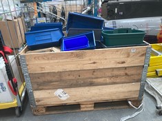 PALLET OF ASSORTED PLASTIC STORAGE TUBS IN ASSORTED COLOURS (PALLET BOX NOT INCLUDED) (KERBSIDE PALLET DELIVERY)