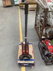 SEALEY 3 TONNE TROLLEY JACK TO INCLUDE SEALEY PREMIER 2.5 TONNE TROLLEY JACK