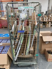 CAGE OF ASSORTED BABY GATES TO INCLUDE MUNCHKIN BABY GATE (CAGE NOT INCLUDED) (KERBSIDE PALLET DELIVERY)