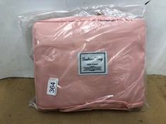 QUANTITY OF BAGS TO INCLUDE PINK FASHION BAG: LOCATION - E RACK