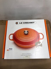 LE CREUSET SIGNATURE ENAMELLED CAST IRON SHALLOW CASSEROLE DISH WITH LID, 26 CM, 2 LITRES, CERISE, 21180260602430.: LOCATION - G RACK