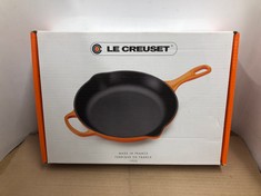 LE CREUSET SIGNATURE ENAMELLED CAST IRON SKILLET FRYING PAN WITH HELPER HANDLE AND TWO POURING LIPS, FOR ALL HOB TYPES AND OVENS, 23 CM, ALMOND, 201822368.: LOCATION - G RACK