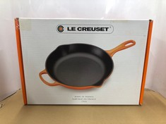 LE CREUSET SIGNATURE ENAMELLED CAST IRON SKILLET FRYING PAN WITH HELPER HANDLE AND TWO POURING LIPS, 23 CM, MATTE BLACK, 20182230000422.: LOCATION - G RACK