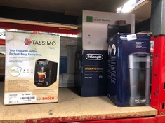 QUANTITY OF ITEMS TO INCLUDE DELONGHI ARGENTO FLORA ELECTRIC KETTLE: LOCATION - C RACK