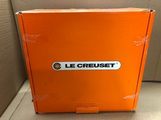 LE CREUSET ENAMELLED CAST IRON ROUND CASSEROLE WITH LID, Ø 26 CM, 5.3 L, SOLEIL, 25001264032461.: LOCATION - G RACK