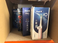 QUANTITY OF ITEMS TO INCLUDE ORAL-B IO3 ELECTRIC TOOTHBRUSHES ADULTS, MOTHERS DAY GIFTS FOR HER / HIM, 1 TOOTHBRUSH HEAD, 3 MODES WITH TEETH WHITENING, 2 PIN UK PLUG, PINK: LOCATION - A RACK