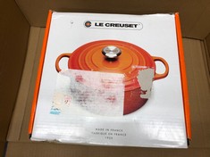 LE CREUSET SIGNATURE ENAMELLED CAST IRON ROUND CASSEROLE DISH WITH LID, 26 CM, 5.3 LITRE, VOLCANIC, 21177260902430.: LOCATION - G RACK