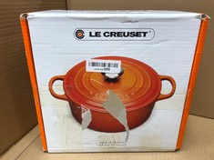 LE CREUSET SIGNATURE ENAMELLED CAST IRON ROUND CASSEROLE DISH WITH LID, 24 CM, 4.2 LITRES, FLINT, 21177244442430.: LOCATION - G RACK