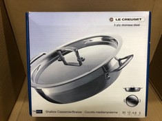 LE CREUSET 3-PLY STAINLESS STEEL SHALLOW CASSEROLE WITH LID, 30 X 7.5 CM, SILVER, 96202830001000.: LOCATION - G RACK