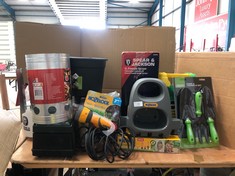 QUANTITY OF ASSORTED GARDEN ITEMS TO INCLUDE SPEAR & JACKSON 5L PRESSURE SPRAYER: LOCATION - TABLES(COLLECTION OR OPTIONAL DELIVERY AVAILABLE)