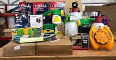 QUANTITY OF ASSORTED GARDEN ITEMS TO INCLUDE SOLAR ANIMAL REPELLER: LOCATION - TABLES(COLLECTION OR OPTIONAL DELIVERY AVAILABLE)