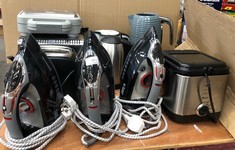 QUANTITY OF ASSORTED KITCHEN ITEMS TO INCLUDE RUSSELL HOBBS STEAM IRON : LOCATION - TABLES(COLLECTION OR OPTIONAL DELIVERY AVAILABLE)