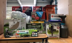 QUANTITY OF ASSORTED GARDEN ITEMS TO INCLUDE LAWN AERATING SHOES: LOCATION - TABLES(COLLECTION OR OPTIONAL DELIVERY AVAILABLE)