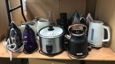 QUANTITY OF ASSORTED KITCHEN ITEMS TO INCLUDE RUSSELL HOBBS SLOW COOKER : LOCATION - TABLES(COLLECTION OR OPTIONAL DELIVERY AVAILABLE)