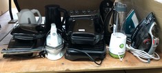 QUANTITY OF ASSORTED KITCHEN ITEMS TO INCLUDE BREVILLE BLACK 4 SLICE TOASTER: LOCATION - TABLES(COLLECTION OR OPTIONAL DELIVERY AVAILABLE)