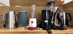 QUANTITY OF ASSORTED KITCHEN ITEMS TO INCLUDE BREVILLE MINI BLENDER : LOCATION - TABLES(COLLECTION OR OPTIONAL DELIVERY AVAILABLE)