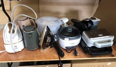 QUANTITY OF ASSORTED KITCHEN ITEMS TO INCLUDE BREVILLE WAFFLE MAKER: LOCATION - TABLES(COLLECTION OR OPTIONAL DELIVERY AVAILABLE)