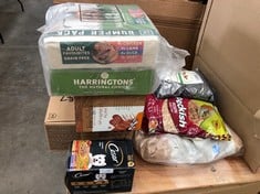 QUANTITY OF ASSORTED PET FOOD TO INCLUDE CESAR COUNTRY STEW FOR DOGS BEST BEFORE 09/2024: LOCATION - TABLES(COLLECTION OR OPTIONAL DELIVERY AVAILABLE)