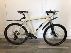 GIANT OFF ROAD SERIES MOUNTAIN BIKE MODEL XTC-4 WITH 11 THUMB SHIFT SHIMANO GEARS FRONT SUSPENSION: LOCATION - FRONT FLOOR(COLLECTION OR OPTIONAL DELIVERY AVAILABLE)