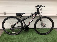 BLACK APOLLO XC26S MOUNTAIN BIKE 15" FRAME 26" WHEELS  WITH FRONT SUSPENSION 18 SPEED GRIP SHIFT GEARS: LOCATION - FRONT FLOOR(COLLECTION OR OPTIONAL DELIVERY AVAILABLE)