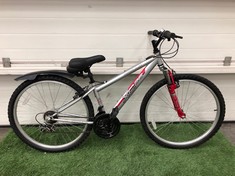 SILVER APOLLO XC26 MOUNTAIN BIKE WITH 15" FRAME 26" WHEELS FRONT SUSPENSION 18 SPEED GRIP SHIFT GEARS : LOCATION - FRONT FLOOR(COLLECTION OR OPTIONAL DELIVERY AVAILABLE)