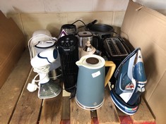 QUANTITY OF ASSORTED HOME ITEMS TO INCLUDE RUSSELL HOBBS CLOTHES STEAMER MODEL 25591: LOCATION - LEFT RACK(COLLECTION OR OPTIONAL DELIVERY AVAILABLE)