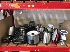 QUANTITY OF ASSORTED KITCHEN ITEMS TO INCLUDE RUSSELL HOBBS SLOW COOKER: LOCATION - LEFT RACK(COLLECTION OR OPTIONAL DELIVERY AVAILABLE)