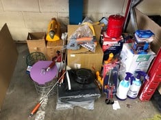 QUANTITY OF ASSORTED GARDEN ITEMS TO INCLUDE SPEAR & JACKSON 5L PRESSURE SPRAYER: LOCATION - LEFT RACK(COLLECTION OR OPTIONAL DELIVERY AVAILABLE)