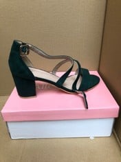 QUANTITY OF ASSORTED ITEMS TO INCLUDE ALLEGRA K WOMEN'S CRISSCROSS ANKLE STRAP BLOCK HEEL SANDALS GREEN 6 UK/LABEL SIZE 8 US: LOCATION - RACK A