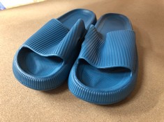 QUANTITY OF FOOTWEAR TO INCLUDE BLUE SANDALS SIZE 9-10 UK: LOCATION - RACK D