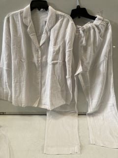 A QTY OF "THE WHITE COMPANY" CLOTHING TO INCLUDE DOUBLE COTTON PYJAMA MEDIUM WHITE TOTAL RRP £267