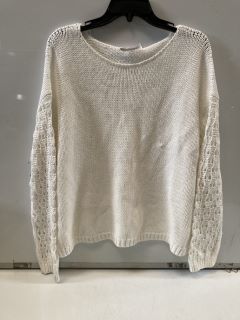 A QTY OF "THE WHITE COMPANY" CLOTHING TO INCLUDE CASHMERE CREW NECK JUMPER SMALL ALABASTER TOTAL RRP £357