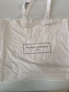 A QTY OF "THE WHITE COMPANY" ITEMS TO INCLUDE HANBURY OXFORD PILLOW CASE PAIR WHITE/SILVER STANDARD TOTAL RRP £121