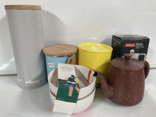 QTY OF ASSORTED KITCHEN ITEMS TO INCLUDE BODUM BRAZIL FRENCH PRESS