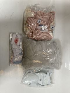 AN ASSORTMENT OF CLOTHING ITEMS TO INCLUDE THE WHITE COMPANY LOBSTER STRIPED SWEATSHIRT 4-5Y RED STRIPE TOTAL RRP £130