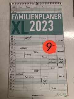 1 X BOX OF FAMILIEN PLANER 2023