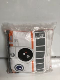 A QTY OF PILLOWS TO INCLUDE "STAR WARS" BB-8 PILLOW