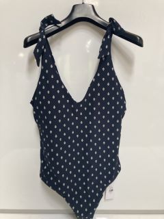 A BOX OF WOMEN'S CLOTHING TO INCLUDE "THE WHITE COMPANY" STRIPED SQUARE NECK ONE PIECE SWIMSUIT IN WHITE/BLACK - TOTAL RRP £300