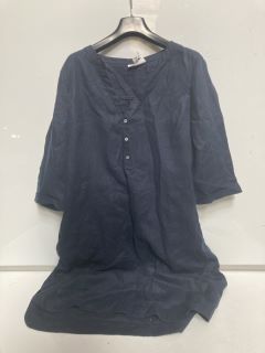 A BOX OF WOMEN'S CLOTHING TO INCLUDE "THE WHITE COMPANY" LINEN POP OVER SHIRT DRESS IN NAVY - TOTAL RRP £260