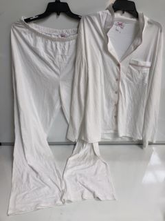 A BOX OF WOMEN'S CLOTHING TO INCLUDE "THE WHITE COMPANY" TO INCLUDE DRAPEY WIDE LEG TROUSERS IN IVORY - TOTAL RRP £370