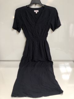 A BOX OF WOMEN'S CLOTHING TO INCLUDE "THE WHITE COMPANY" FLUTTER LACE STRAPPY PYJAMA SET IN NAVY - TOTAL RRP £500