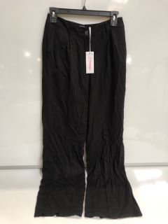 A BOX OF WOMEN'S CLOTHING TO INCLUDE "THE WHITE COMPANY" PLEAT FRONT WIDE LEG TROUSERS IN BLACK - TOTAL RRP £280