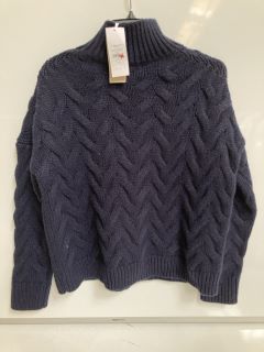 A BOX OF WOMEN'S CLOTHING TO INCLUDE "THE WHITE COMPANY" CABLE FUNNEL NECK JUMPER IN NAVY - TOTAL RRP £360